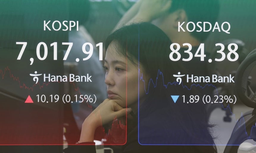 9월 22일 오후 서울 중구 하나은행 딜링룸 전광판에 종가가 표시돼 있다. 이날 코스피는 전거래일 대비 10.19포인트(0.15%)오른 7017.91, 코스닥은 전일 대비 1.89포인트(2.23%) 내린 834.38