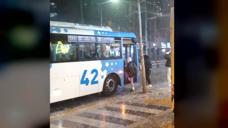 부산 곳곳에 '<b>우박</b>' 쏟아져...시민 '화들짝'