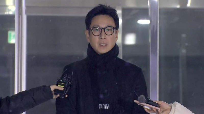 '마약 <b>혐의</b>' <b>이선균 19시간</b> 밤샘 조사...새벽 귀가