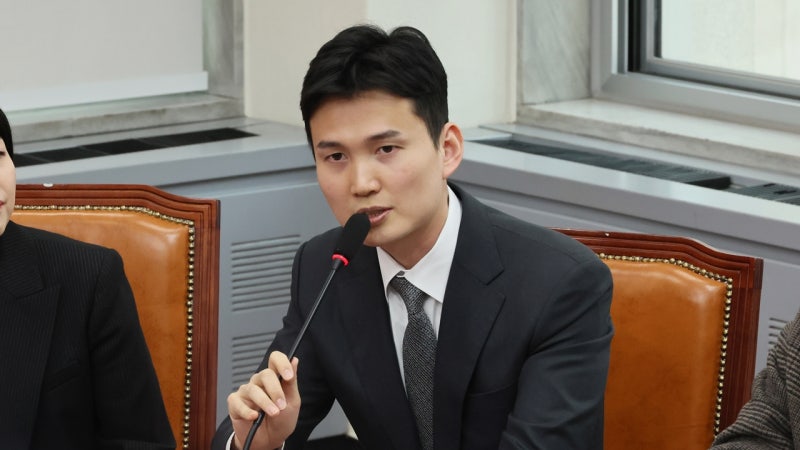 국민의힘 <b>박은식</b> "<b>김구</b>? 폭탄 던지던 분, 국제 정세 알겠나" 논란