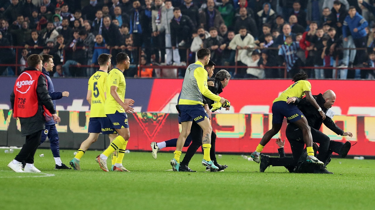 튀르키예 <b>프로축구</b> 또 폭력 사태…<b>선수</b>·<b>관중</b> 뒤엉켜 아수라장