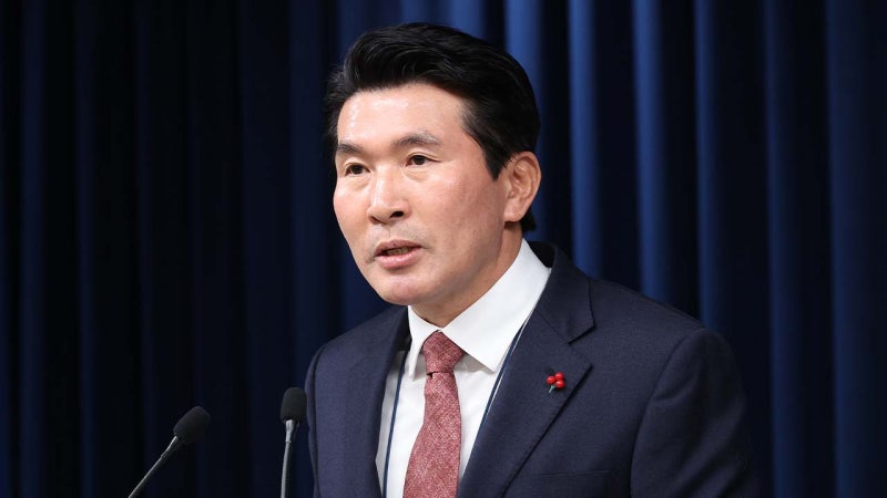 <b>황상무</b> 사퇴·<b>이종섭</b> 곧 <b>귀국</b>...한발 물러선 대통령실