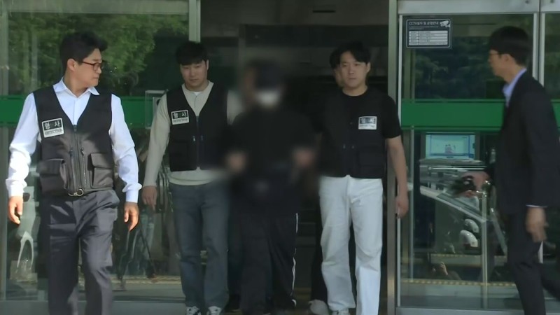 '교제 <b>살인</b>' <b>의대생</b> 구속 송치...질문에는 '묵묵부답'