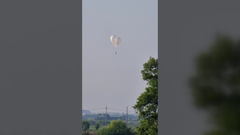 軍 "北 살포 대남<b>풍선</b> 전국서 150여 개 <b>발견</b>...즉각 중단해야" 경고
