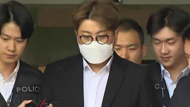 '음주 뺑소니' <b>김호중</b>, 구속 <b>송치</b>..."죄송하다" 입장 반복
