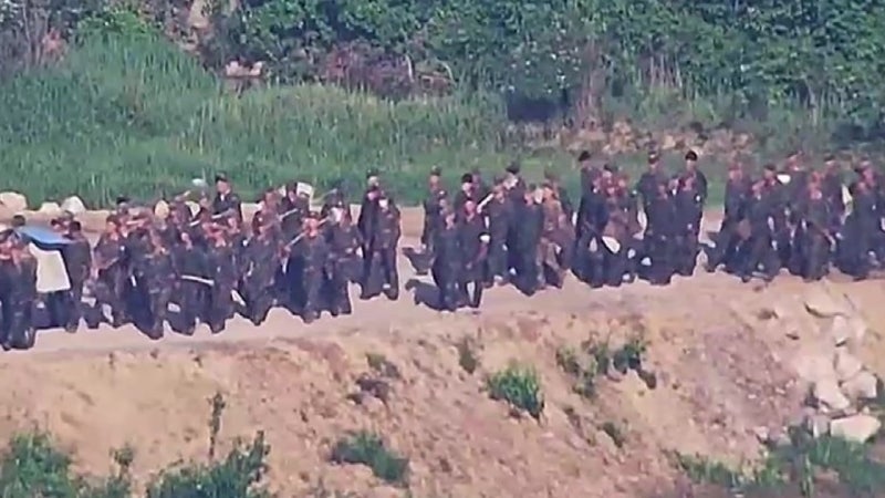 "북한군 수십 명 오늘 MDL 침범...<b>경고사격에</b> 북상"