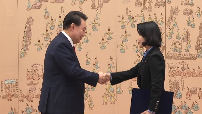 尹, <b>이진숙 방통위원장 임명장</b>..."고생 많으시다"