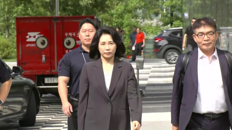 '법인카드 <b>유용 의혹</b>' <b>김혜경</b>, 검찰 출석