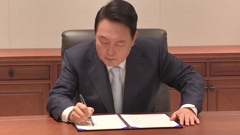 [속보] 윤, 김건희 특검법 등 3개 법안 <b>거부권 행사</b>