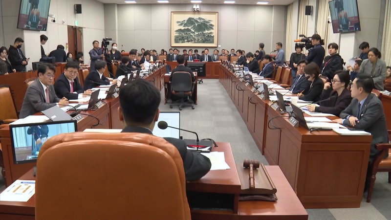 <b>대통령</b> <b>골프 공방</b>..."경호예산 깎아야" vs "분풀이"