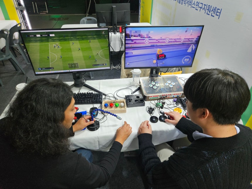 경기도재활공학서비스연구지원센터에서 개발한 특수 입력 스위치 '어댑티브 게임 컨트롤러'를 시연 하고 있다.