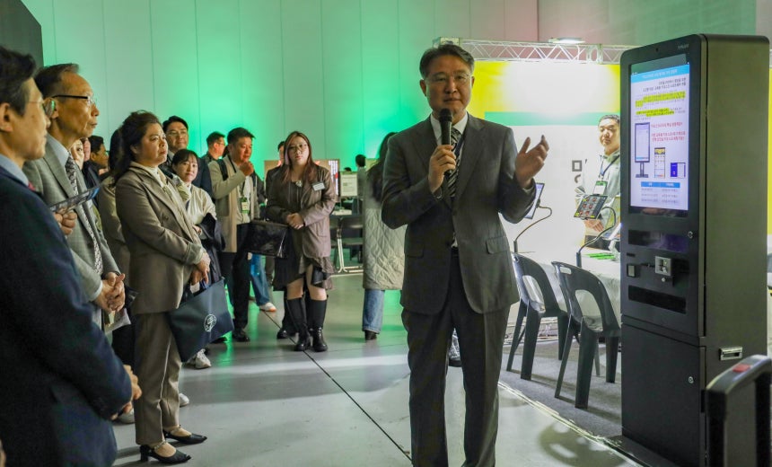 경기콘텐츠진흥원 '탁용석 원장'이 관람객에게 '사회적가치 창출형 게임 제작지원사업'의 결과물 설명을 하고 있다.