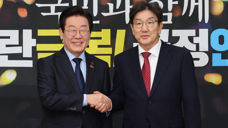 <b>권성동</b> "대통령중심제 변화해야"...<b>이재명</b> "<b>민생</b>추경 검토 촉구"