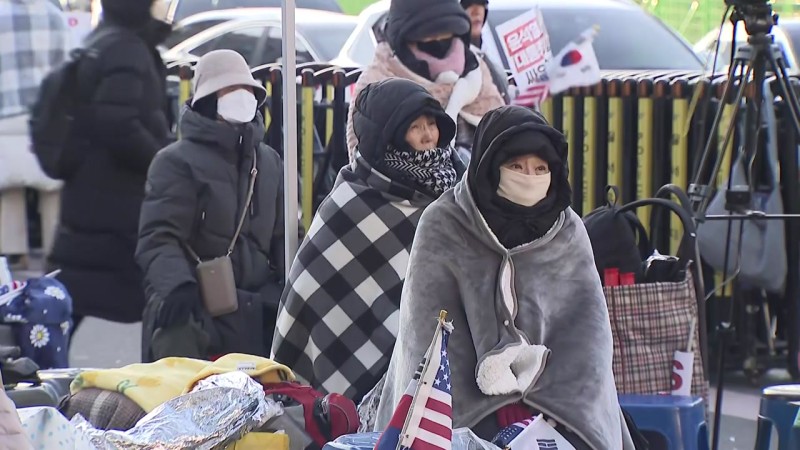 강추위에도 탄핵 찬반 <b>집회</b> 열기...이 시각 <b>관저</b> 앞