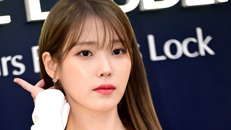 "이제 속이 시원하냐"…애꿎은 <b>아이유 SNS</b> 몰려가 <b>악플 테러</b>