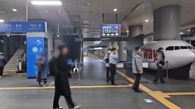 <b>공항철도 공덕역</b>에서 <b>연기</b>...2시간 만에 운행 재개