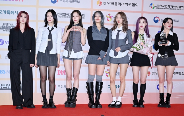 Article thumbnail for Dreamcatcher Members Handong, Dami, and Gahyun Part Ways with Dreamcatcher Company