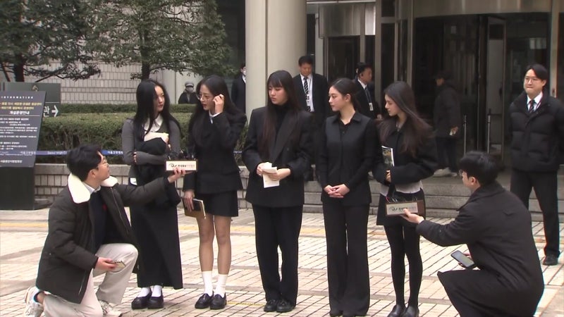 법원, <b>뉴진스</b> 독자 활동 제동...멤버들 "결정 존중"