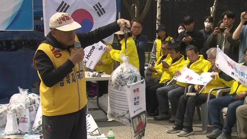 납북자단체, <b>대북전단 살포</b> 연기...한때 충돌 우려
