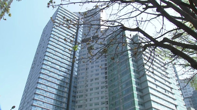 <b>검찰</b>, 윤 전 대통령 <b>사저 압수수색</b>...'<b>건진법사</b> 수사 관련'