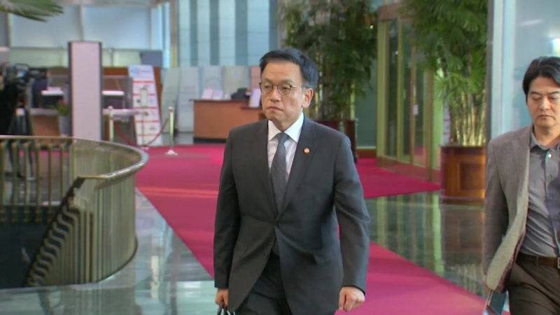 <b>최상목</b> 부총리, 탄핵 추진되자 사의...한 대행, 수리