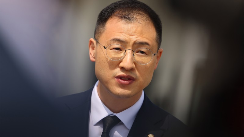 <b>김상욱</b>, 국민의힘 <b>탈당</b>..."<b>이재명</b>·이준석 만나고 싶어"