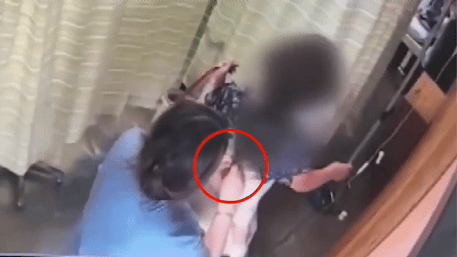 한 병원의 간호조무사가 25개월 아기 뒤에서 금목걸이를 훔치고 있다 / JTBC 사건반장 보도화면 캡처