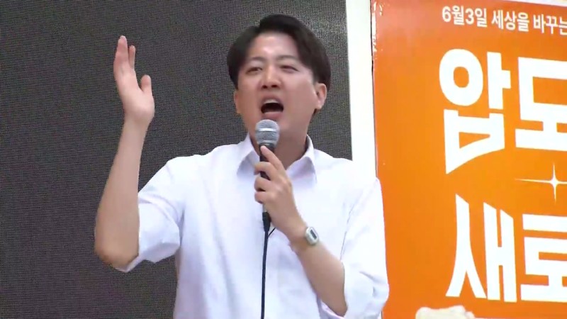 <b>이준석</b>, 부산 공략...<b>부산대</b>·자갈치시장 등 <b>방문</b>