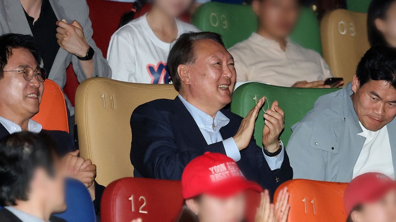 <b>윤석열</b>, '<b>부정선거</b>' 영화관람...파면 뒤 첫 공개일정