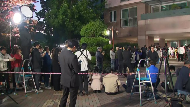 출구조사에서 <b>이재명</b> 1위 예측...자택 앞은 <b>환호</b>성