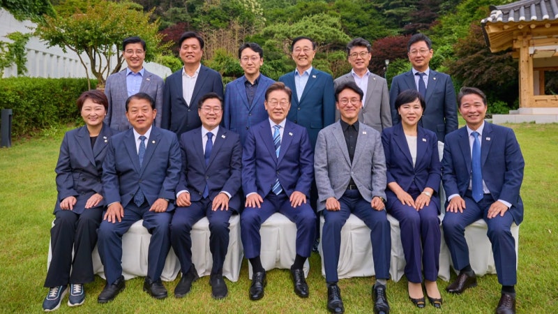 이 <b>대통령</b>, <b>여당</b> 전·현직 지도부와 <b>만찬</b>..."국민 삶 나아지는 것이 진정...