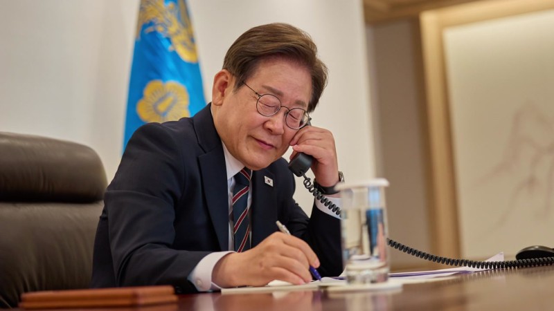 <b>한일</b> 정상 첫 통화..."한미일 틀 안에서 노력"