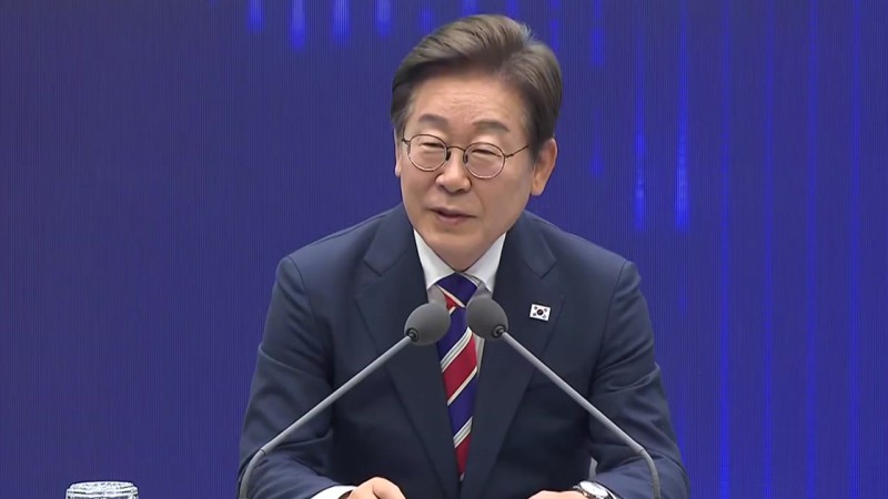 이 <b>대통령</b>, 한국거래소 방문...특검·협치 '투 트랙'