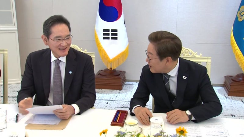 이 대통령, 재계 총수 첫 <b>간담회</b>..."<b>경제</b> 핵심은 기업"
