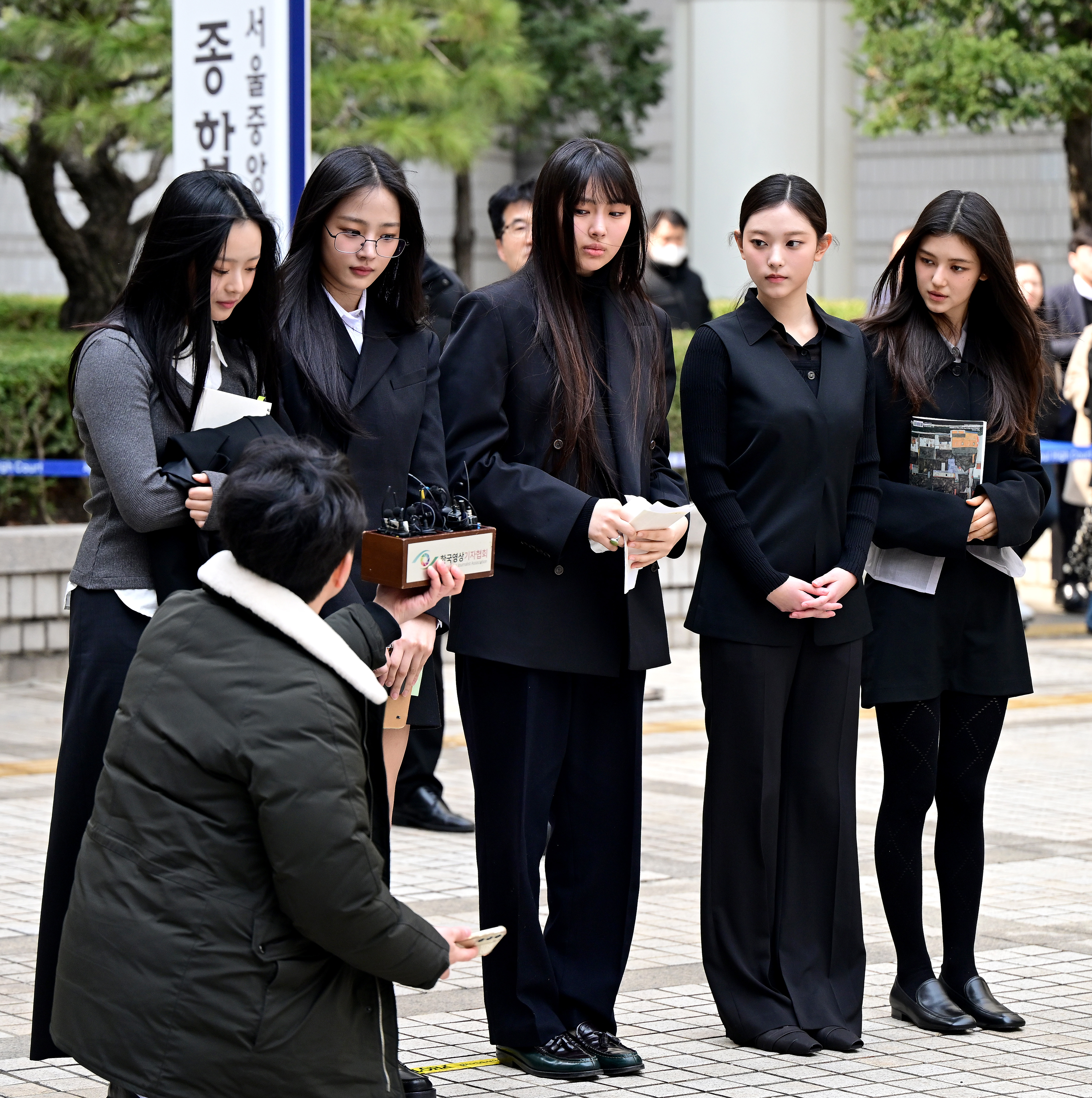 어도어, <b>뉴진스</b> 항고 기각에 "법원 판단 감사…<b>제자리로 돌아오길</b>"