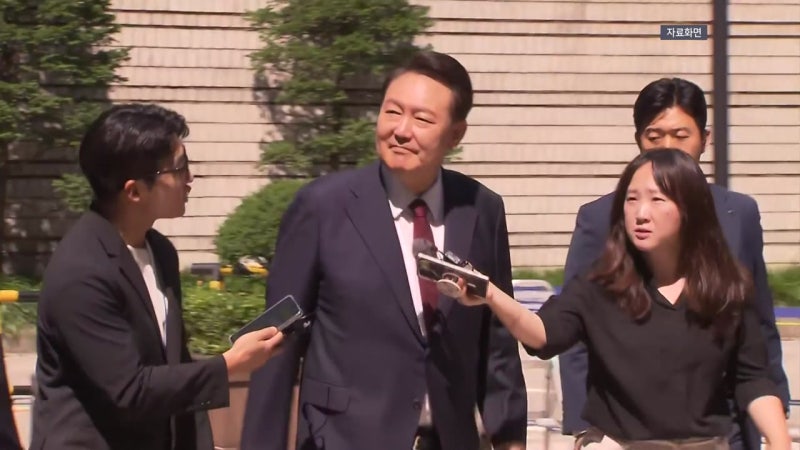 <b>내란 특검</b>, <b>윤석열</b> 전 대통령 <b>체포 영장</b> 청구