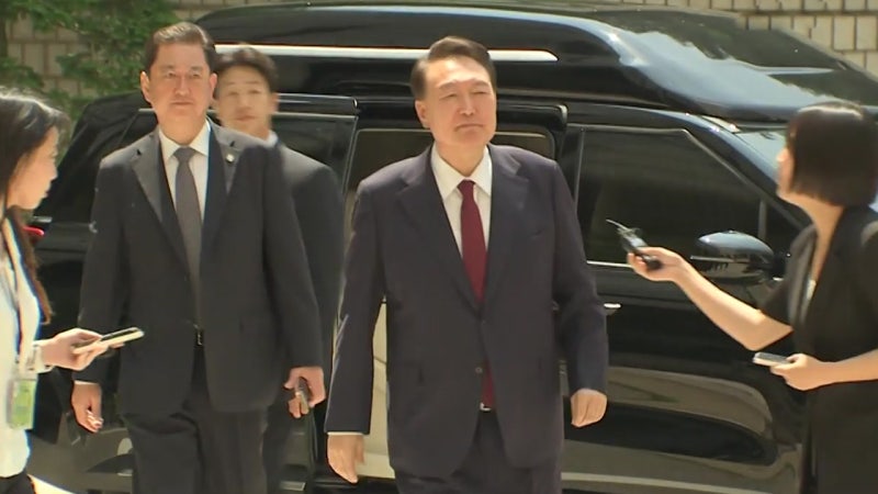 법원, <b>윤석열 체포 영장 기각</b>..."출석 요구 시 응한다 밝혀"