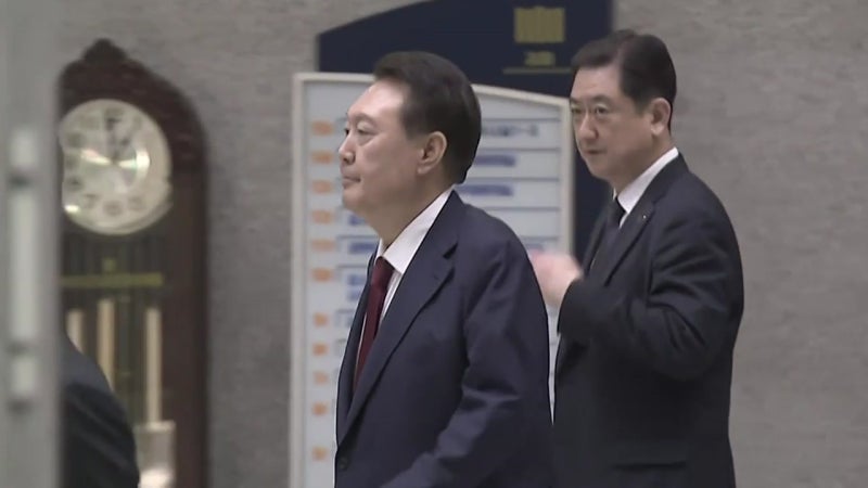윤, 15시간 만에 귀가...<b>특검</b>, 내일 9시 재출석 통보