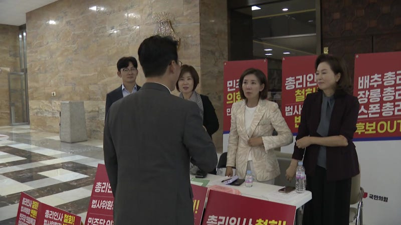 <b>나경원</b> 농성장 찾은 <b>김민석</b>...'<b>자료</b> 제출' <b>신경전</b>