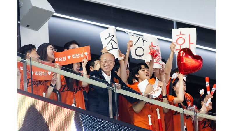 [기업] 약속 지킨 김승연 회장...직원들과 <b>한화</b> 경기 관람