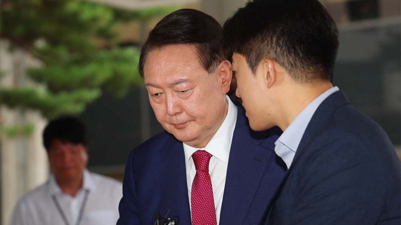 윤, <b>내란</b> 특검 출석...취재진 질문에 또 침묵
