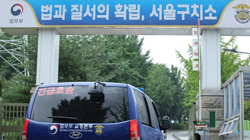 [속보] <b>내란 특검</b> "내일 오후 2시까지 윤 전 대통령 인치 지휘"
