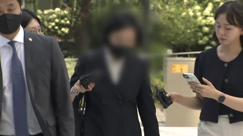 <b>특검</b>, '문고리 <b>행정관</b>' 소환...<b>김건희</b>·모친 자택 압수수색