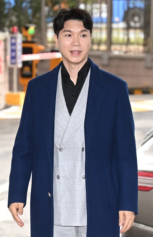'<b>협박 피소</b>' <b>박수홍</b> 측 "언론플레이 의심…법적 대응 검토"