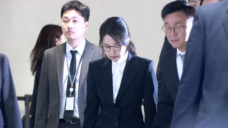 <b>김건희</b> 10시간 만에 귀가...특검, <b>구속영장 검토</b>