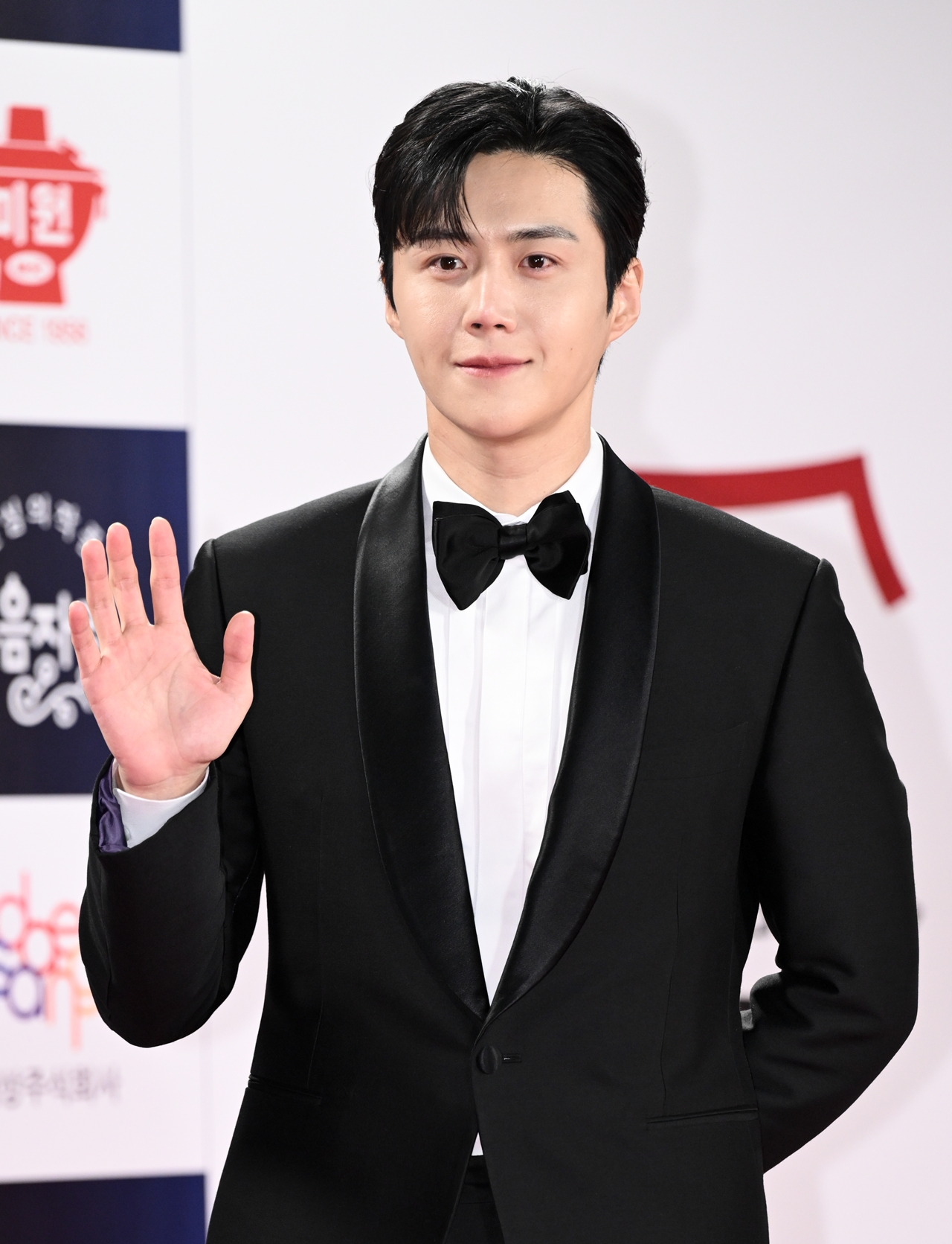 <b>김선호</b>, <b>딥페이크</b>·<b>사칭</b> 피해…소속사 "강력 대응"