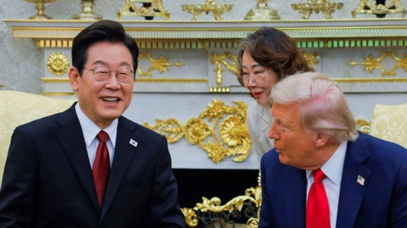 <b>트럼프</b> 옆 한국계 그녀...전업주부 출신 통역사 '닥터 리'