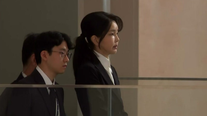 <b>김건희</b>, <b>기소</b> 전 마지막 소환...'나토 3종' 강제수사