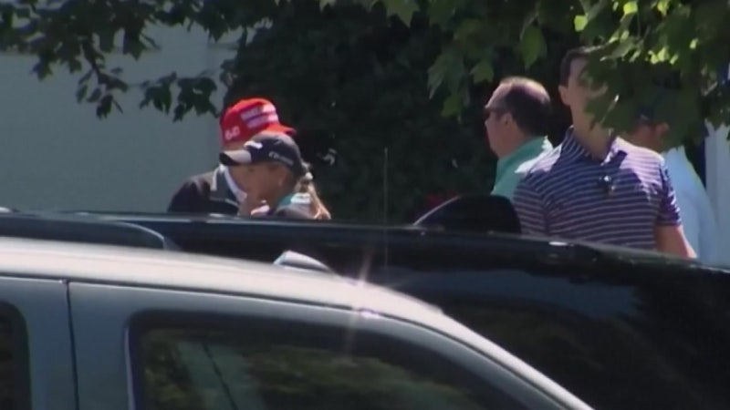 '<b>트럼프</b> 나흘 만에 골프장서 포착 ...'<b>건강이상설</b>' 불식