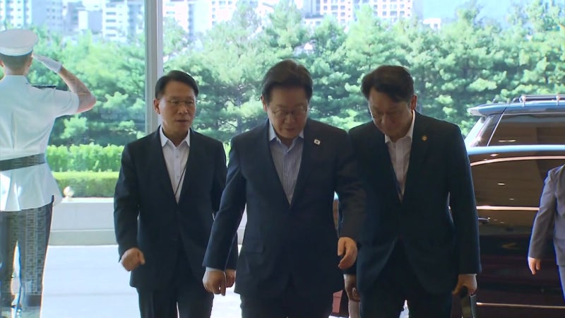 이 <b>대통령</b>, 오는 8일 <b>여야</b> 지도부 <b>회동</b>...장동혁과 단독<b>회동</b>도
